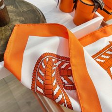 爱马仕(Hermès)90丝巾经典款“Boucles et Sangles du Trian”真丝方巾 爱马仕(Hermès)90丝巾经典款“Boucles et Sangles du Trian”真丝方巾