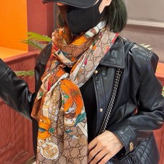 Gucci花卉羊绒围巾~超级抬气色!高级女人味!】羊绒围巾也能这么美!!!Gucci这款双面花卉羊绒围巾 Gucci花卉羊绒围巾~超级抬气色!高级女人味!】羊绒围巾也能这么美!!!Gucci这款双面花卉羊绒围巾