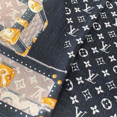 新款上😍真心赞‼ Airline Patches Monogram【V字标识长巾】羊绒长巾,披肩在秉承旅 新款上😍真心赞‼ Airline Patches Monogram【V字标识长巾】羊绒长巾,披肩在秉承旅