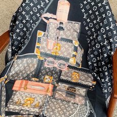 新款上😍真心赞‼ Airline Patches Monogram【V字标识长巾】羊绒长巾,披肩在秉承旅 新款上😍真心赞‼ Airline Patches Monogram【V字标识长巾】羊绒长巾,披肩在秉承旅