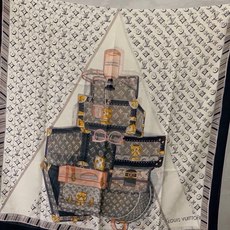 新款上😍真心赞‼ Airline Patches Monogram【V字标识长巾】羊绒长巾,披肩在秉承旅 新款上😍真心赞‼ Airline Patches Monogram【V字标识长巾】羊绒长巾,披肩在秉承旅