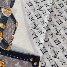新款上😍真心赞‼ Airline Patches Monogram【V字标识长巾】羊绒长巾,披肩在秉承旅 新款上😍真心赞‼ Airline Patches Monogram【V字标识长巾】羊绒长巾,披肩在秉承旅