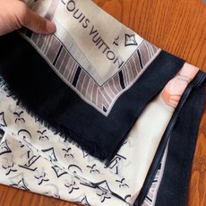 新款上😍真心赞‼ Airline Patches Monogram【V字标识长巾】羊绒长巾,披肩在秉承旅 新款上😍真心赞‼ Airline Patches Monogram【V字标识长巾】羊绒长巾,披肩在秉承旅