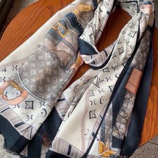 新款上😍真心赞‼ Airline Patches Monogram【V字标识长巾】羊绒长巾,披肩在秉承旅 新款上😍真心赞‼ Airline Patches Monogram【V字标识长巾】羊绒长巾,披肩在秉承旅
