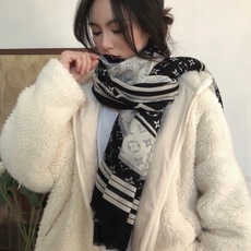 新款上😍真心赞‼ Airline Patches Monogram【V字标识长巾】羊绒长巾,披肩在秉承旅 新款上😍真心赞‼ Airline Patches Monogram【V字标识长巾】羊绒长巾,披肩在秉承旅