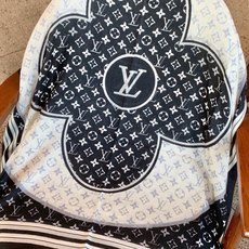 新款上😍真心赞‼ Airline Patches Monogram【V字标识长巾】羊绒长巾,披肩在秉承旅 新款上😍真心赞‼ Airline Patches Monogram【V字标识长巾】羊绒长巾,披肩在秉承旅