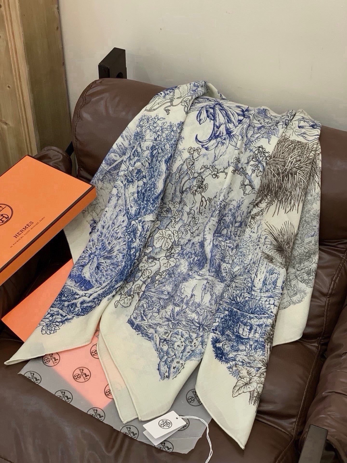 重磅推荐的140顶级丝绒双面异色披肩《回归自然》 披肩尺寸：140*140方巾 70%羊绒30%真丝这张