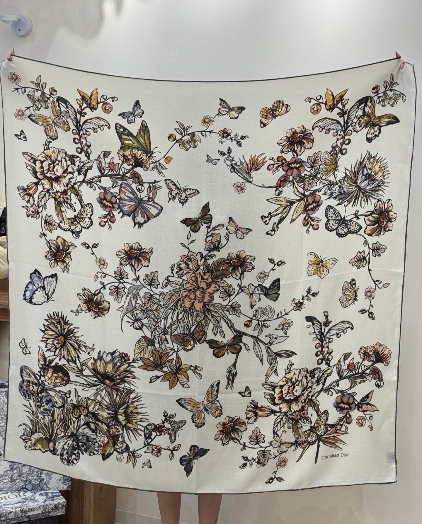 这款披肩饰以 Dior Camo PaPillon 图案，以优雅而诗意的设计全新演绎蝴蝶主题。采用真丝羊