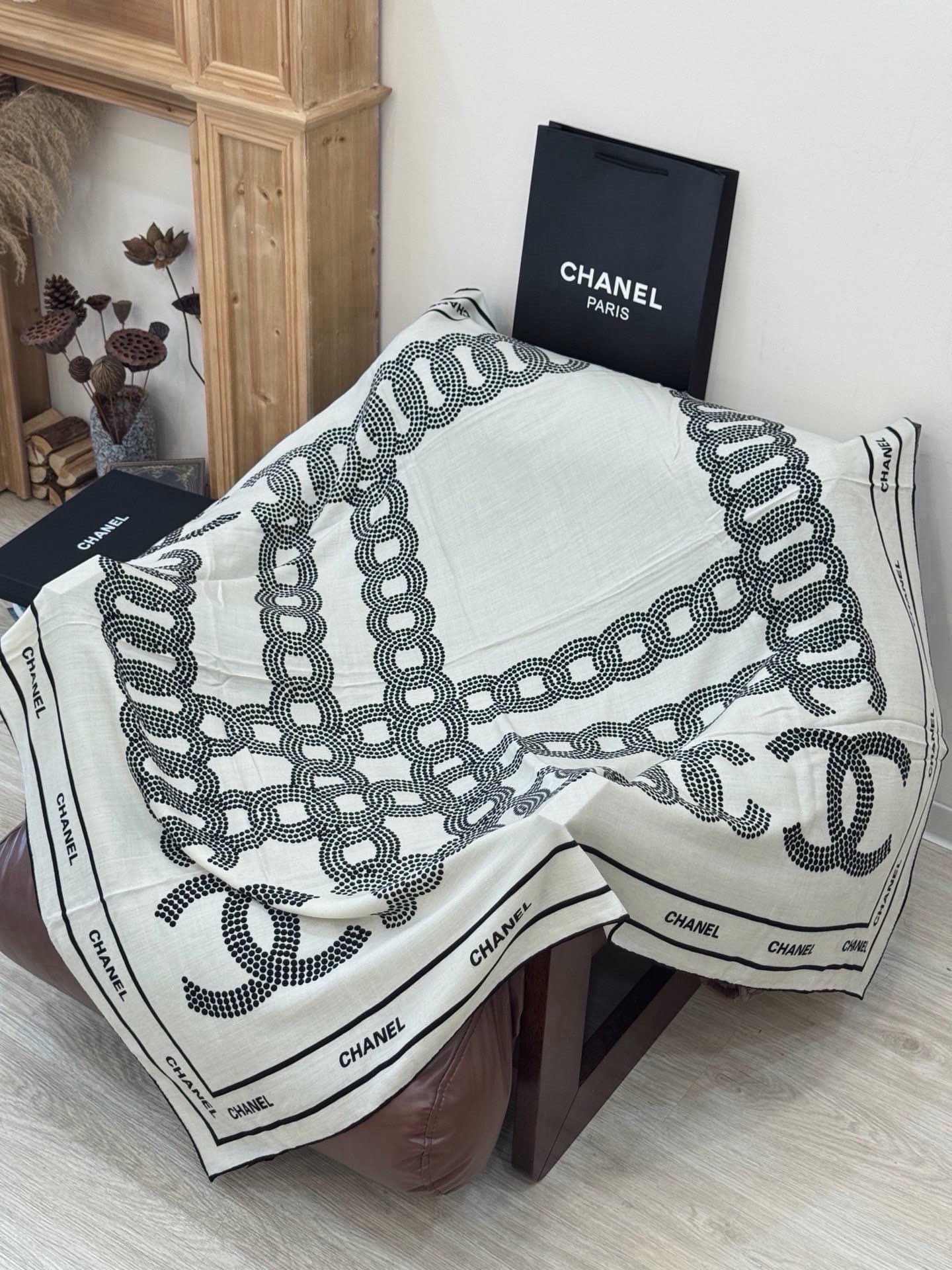 Chanel ~【140顶级双面丝绒披肩】香家logo与字母的完美碰撞设计底部还有隐隐约约的双C小Log