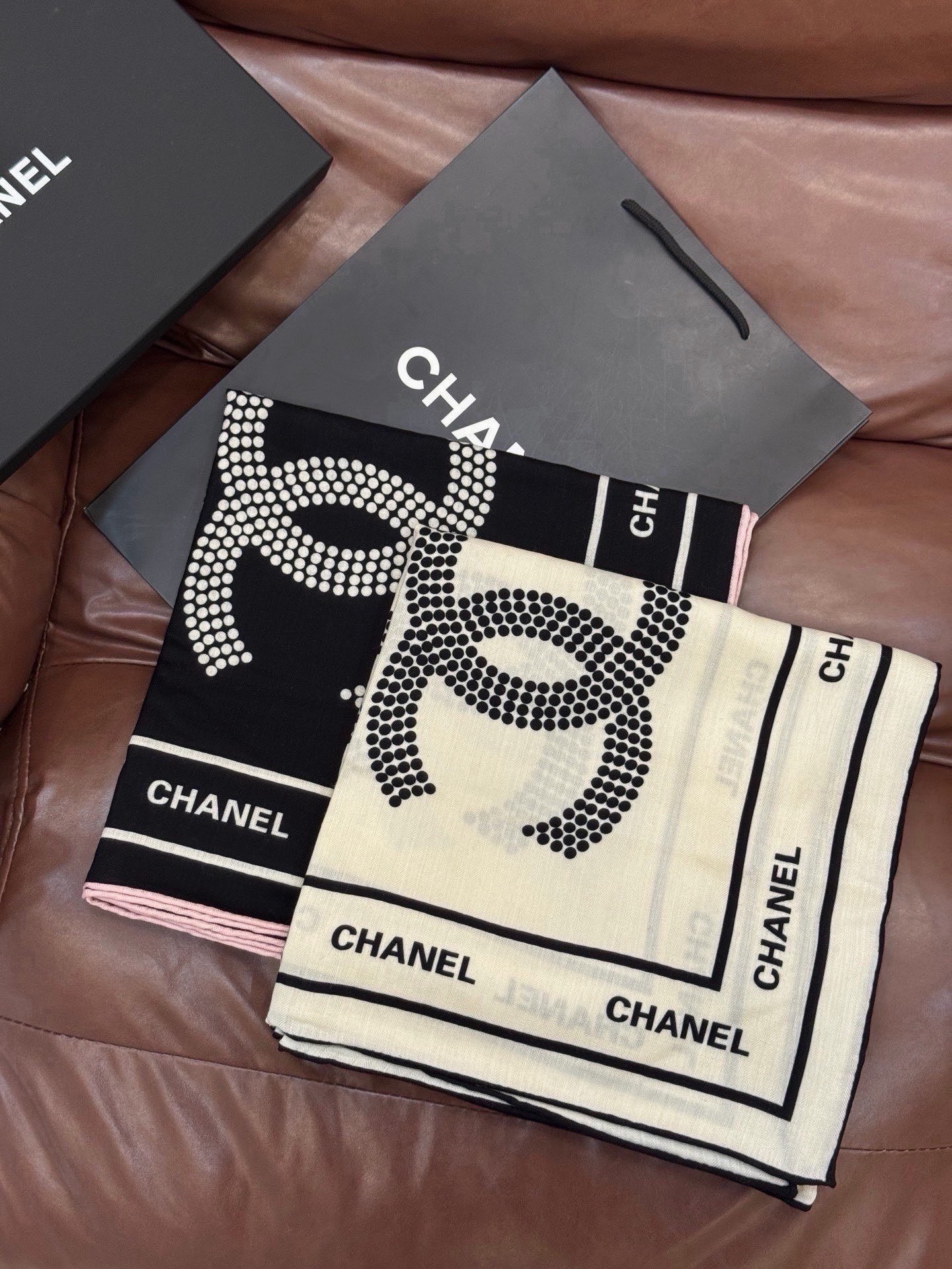 Chanel ~【140顶级双面丝绒披肩】香家logo与字母的完美碰撞设计底部还有隐隐约约的双C小Log