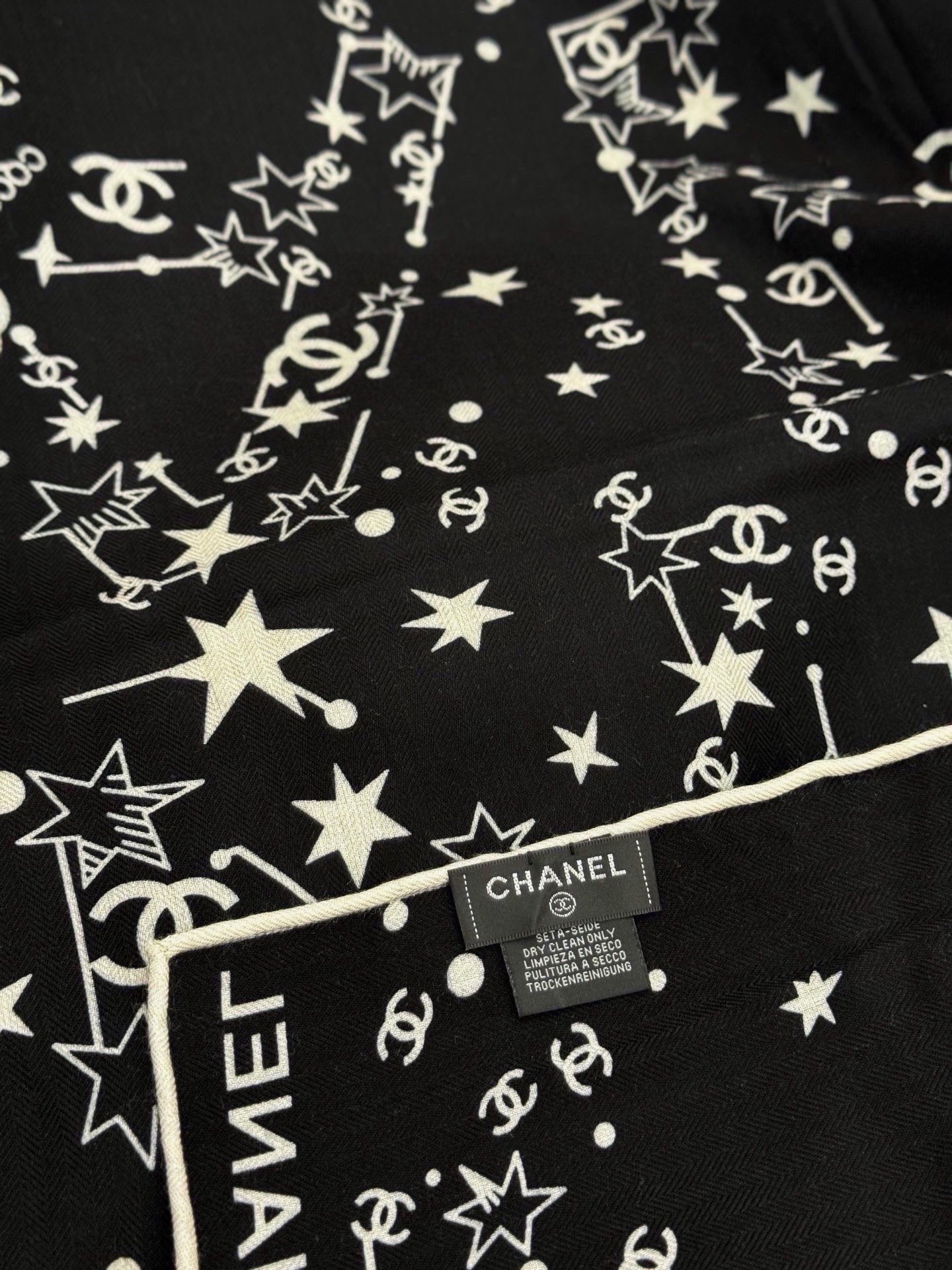 Chanel ~新品～【140顶级丝绒双面同色】繁星点点与双C的完美结合适合各种场合搭配使用黑白两色经典
