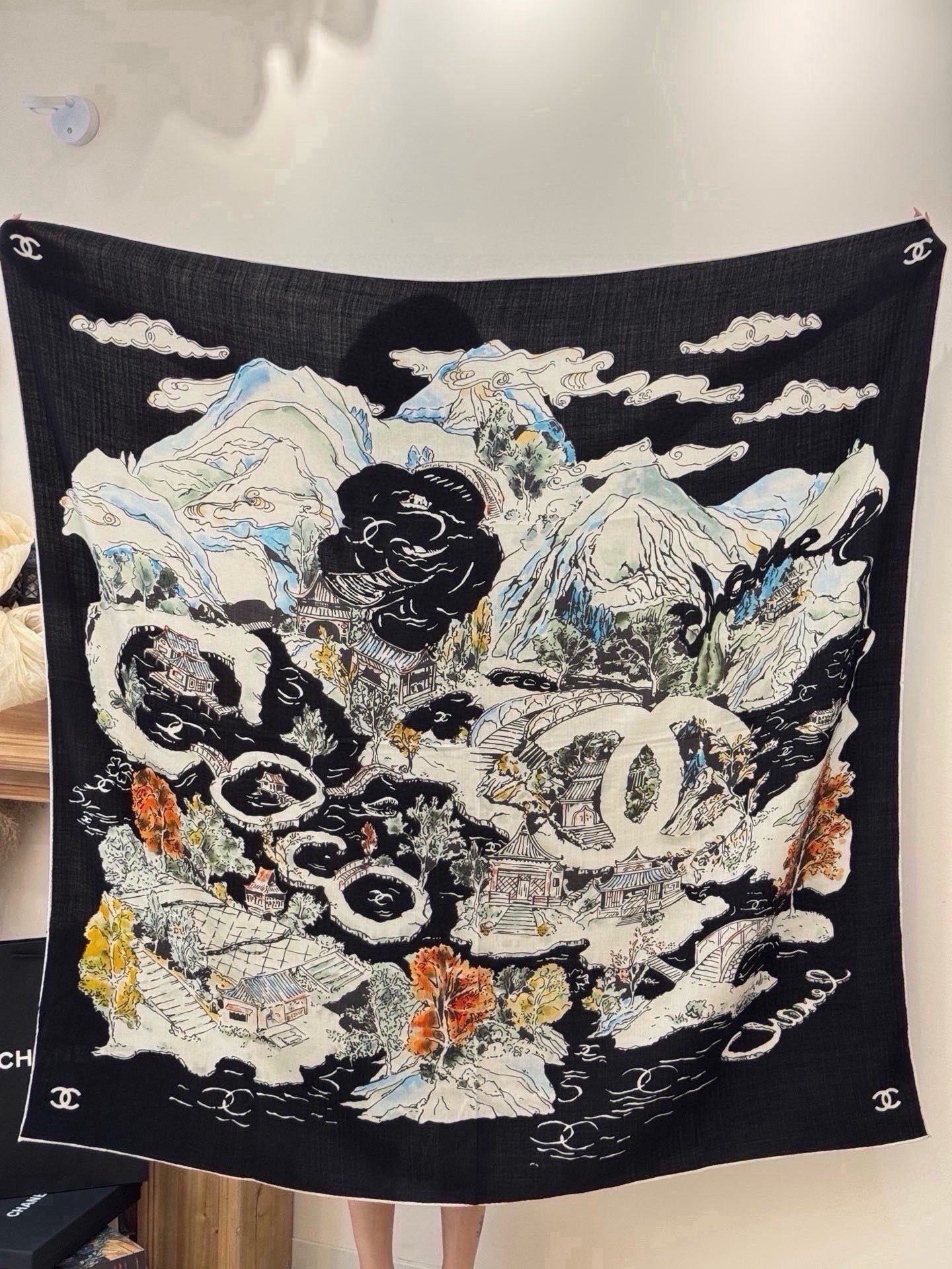 Chanel 高级手工坊系列～～【140顶级丝绒双面同色披肩】25高级手工坊系列作品梦幻而极具电影感，灵