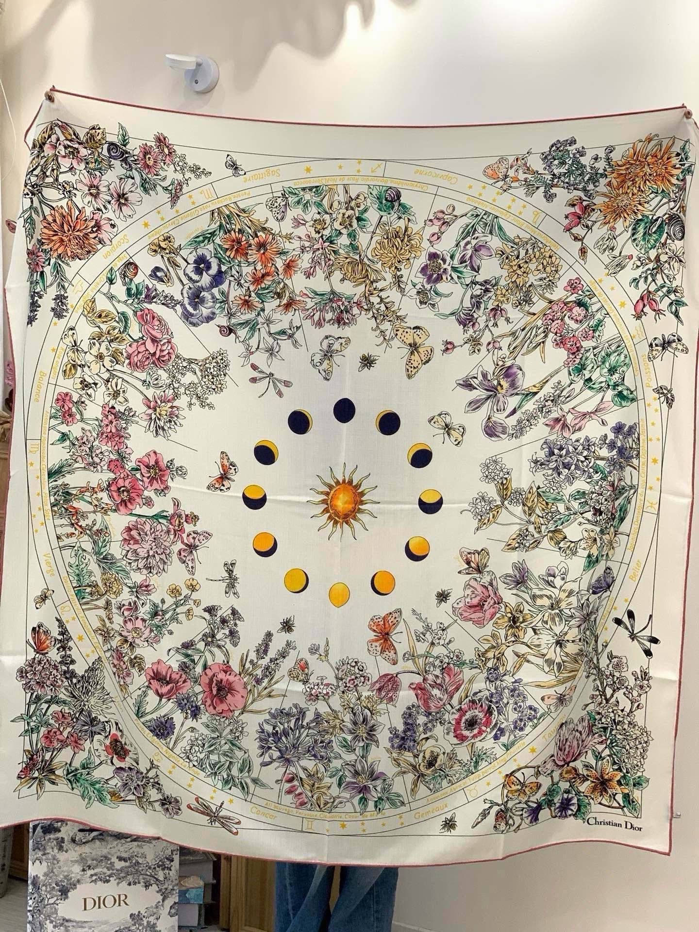 Dior 双面同色丝绒印花方巾140丝绒面料多色 Dior Astral Flowers这款方巾饰以 D