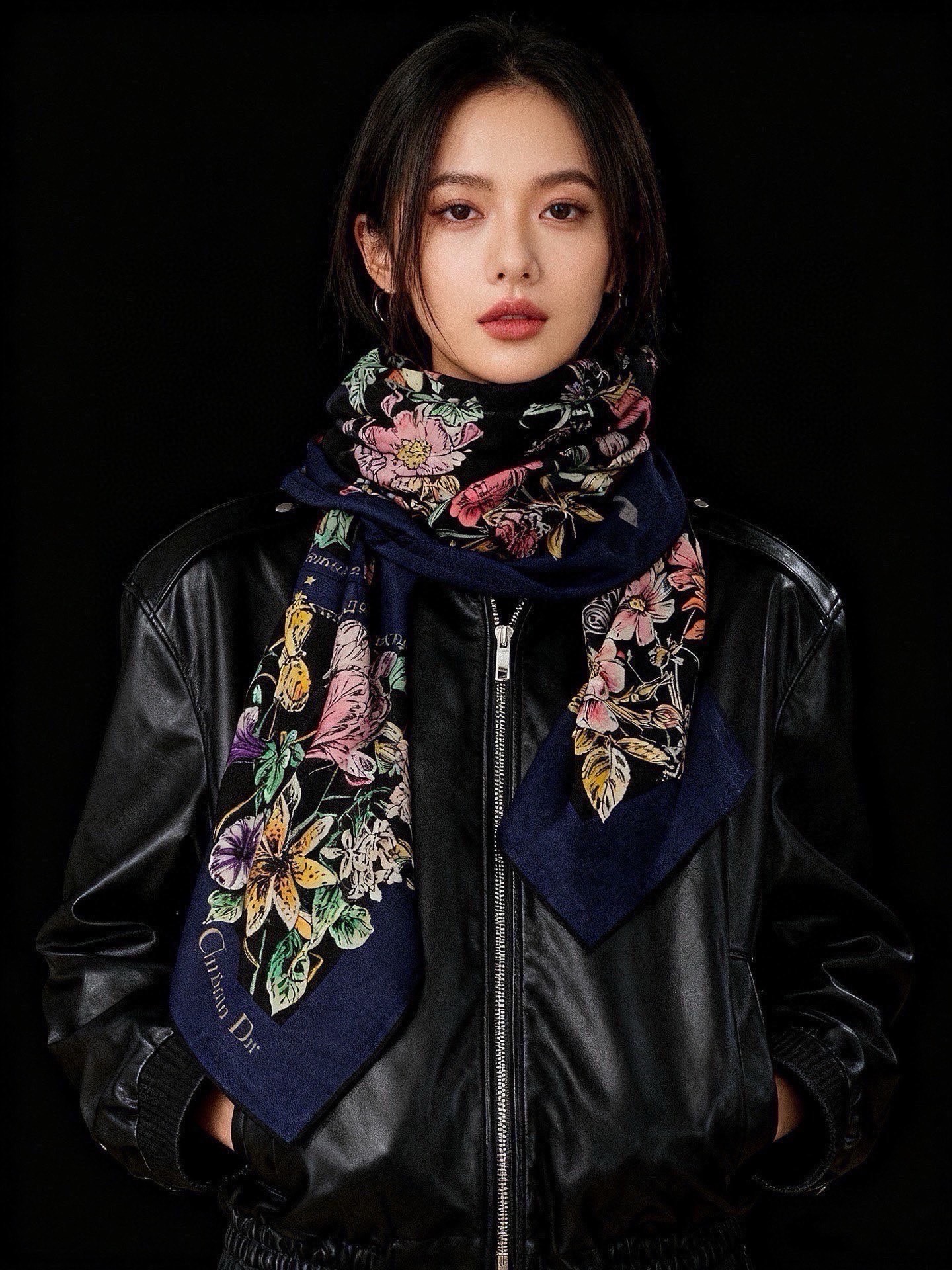 Dior 双面同色丝绒印花方巾140丝绒面料多色 Dior Astral Flowers这款方巾饰以 D