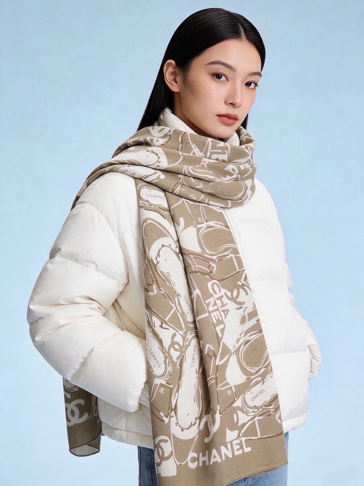 高级成衣系列～Chanel 【140双面同色丝绒披肩】此系列谱写一曲自由轻灵的赞歌本系列作品创新演绎品牌
