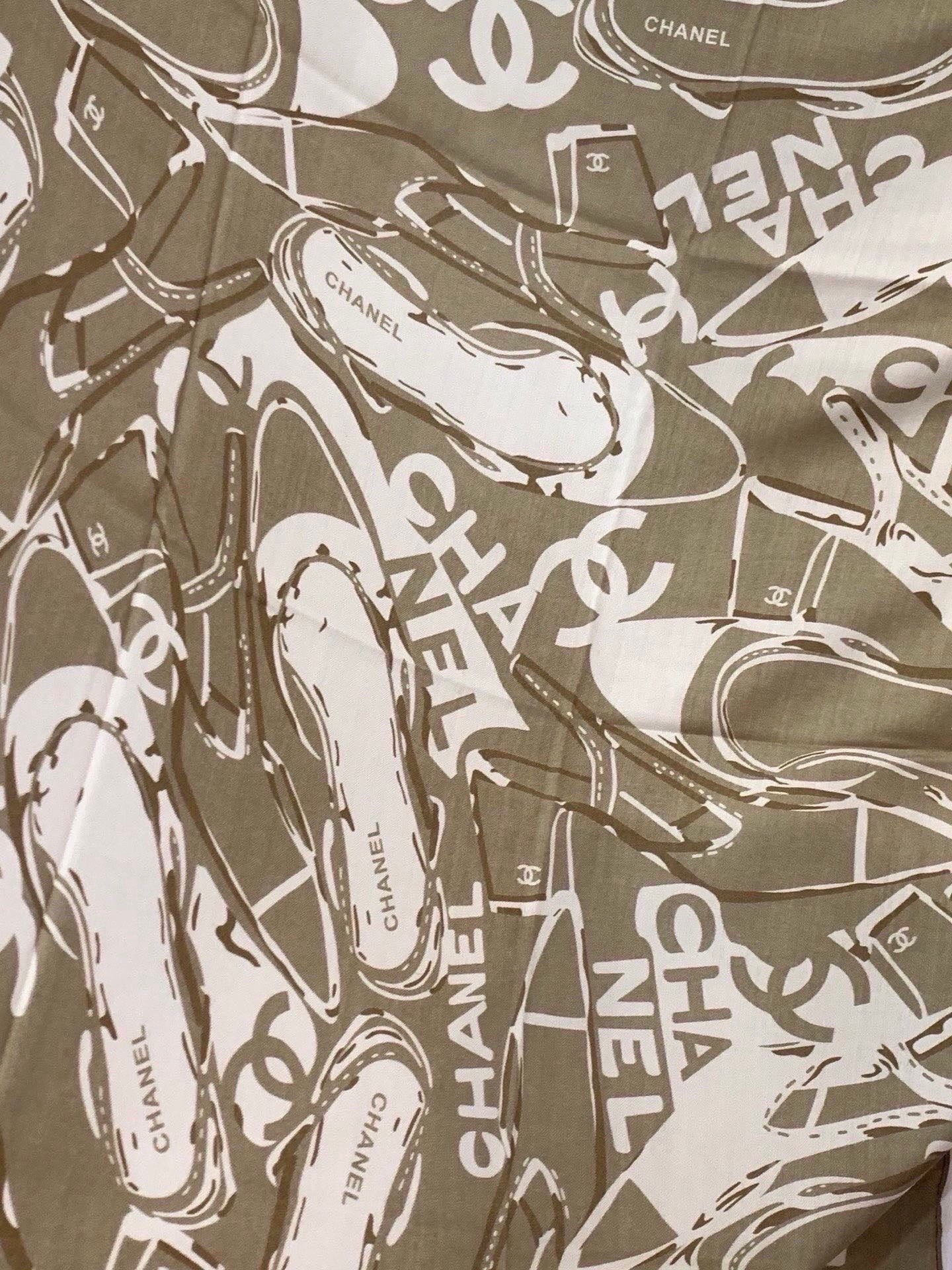 高级成衣系列～Chanel 【140双面同色丝绒披肩】此系列谱写一曲自由轻灵的赞歌本系列作品创新演绎品牌