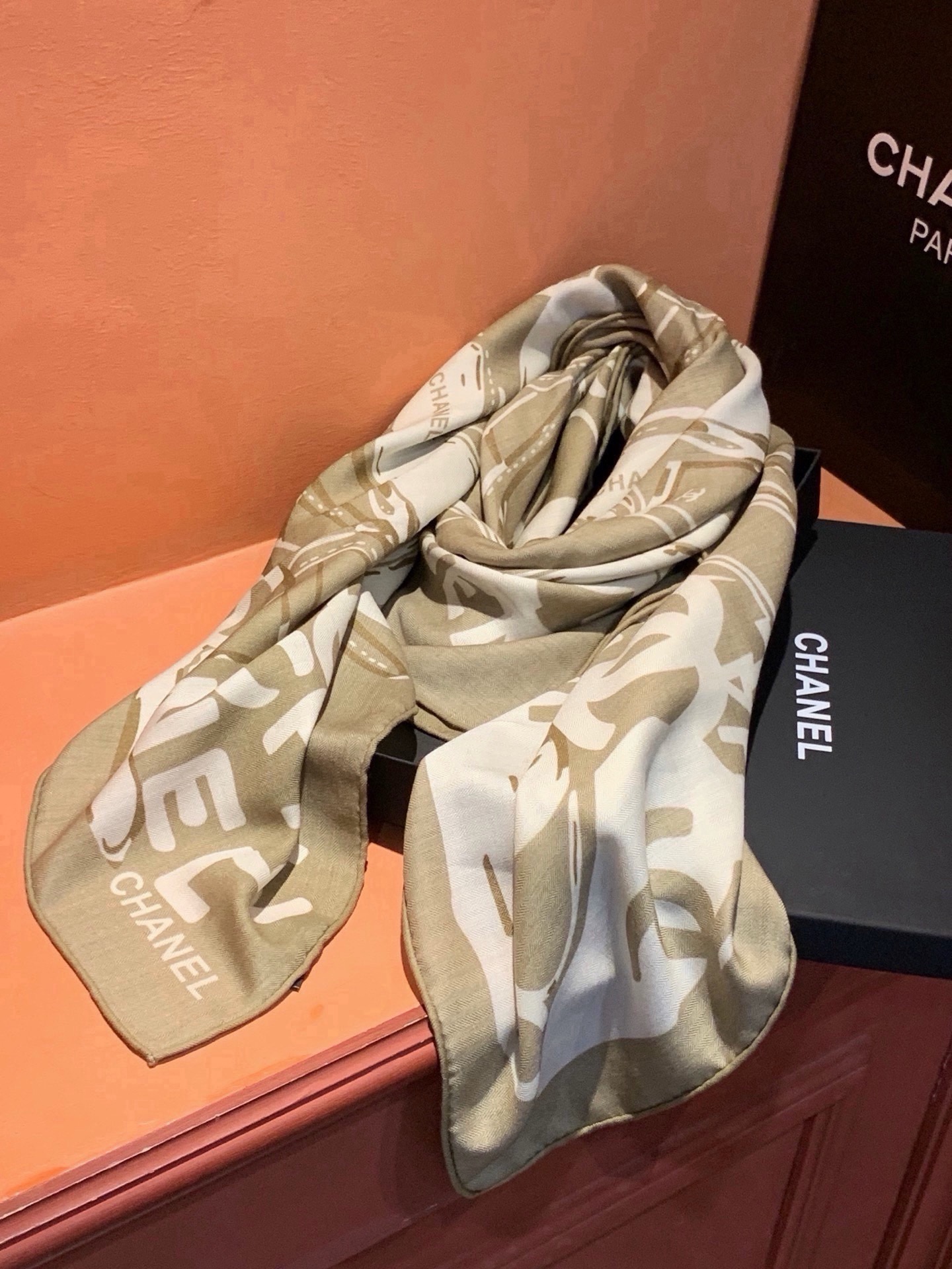 高级成衣系列～Chanel 【140双面同色丝绒披肩】此系列谱写一曲自由轻灵的赞歌本系列作品创新演绎品牌