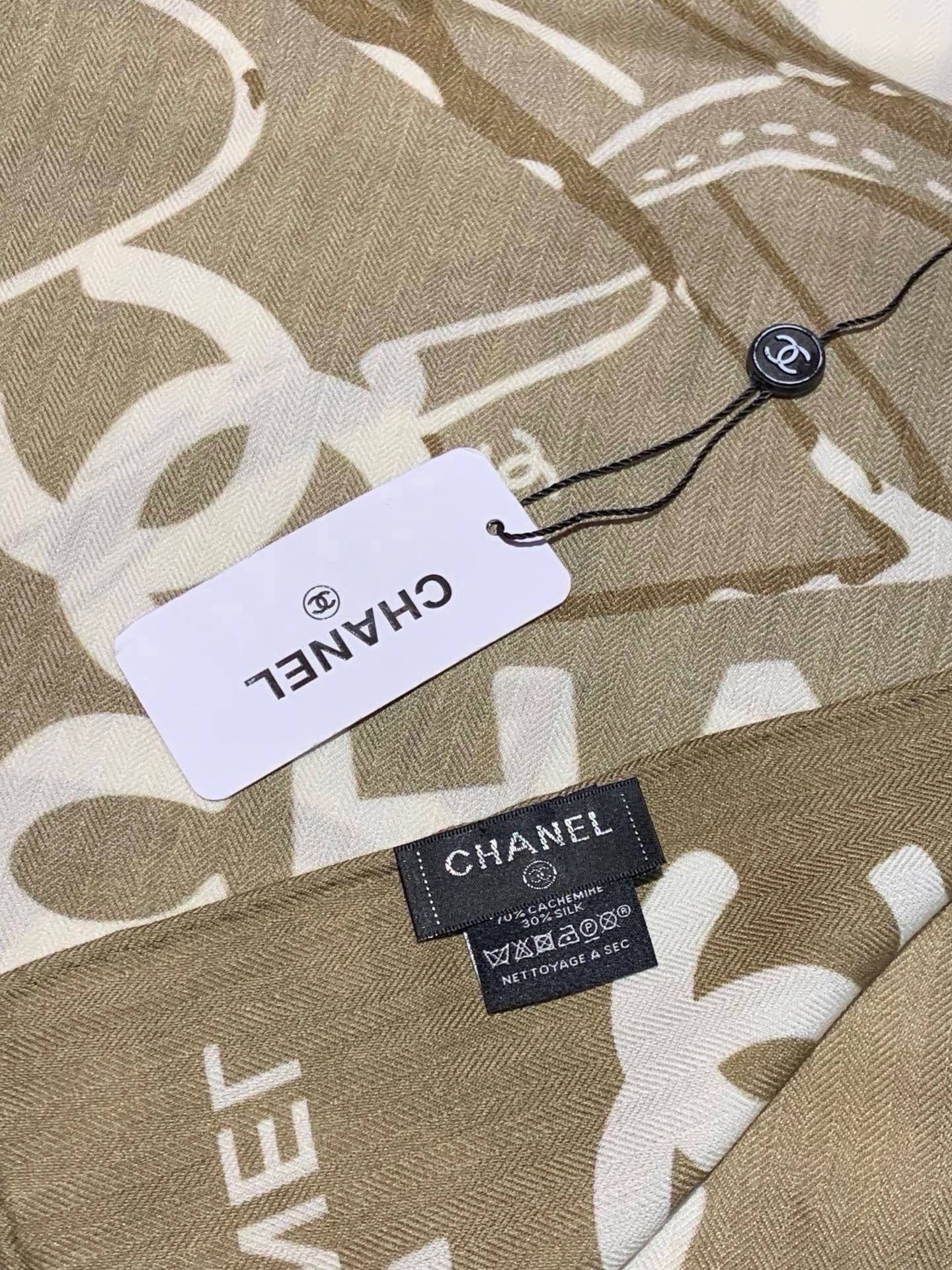 高级成衣系列～Chanel 【140双面同色丝绒披肩】此系列谱写一曲自由轻灵的赞歌本系列作品创新演绎品牌