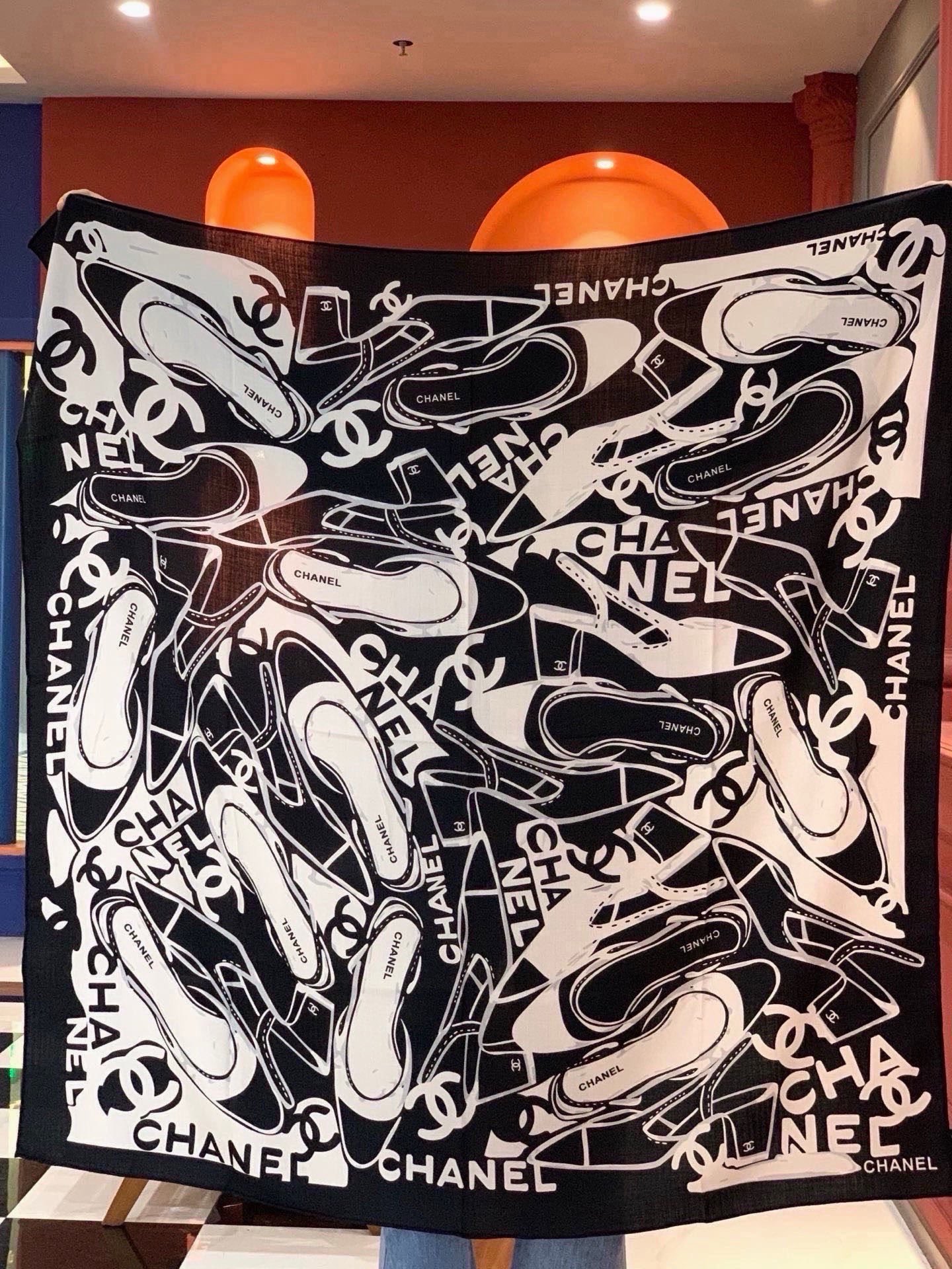高级成衣系列～Chanel 【140双面同色丝绒披肩】此系列谱写一曲自由轻灵的赞歌本系列作品创新演绎品牌