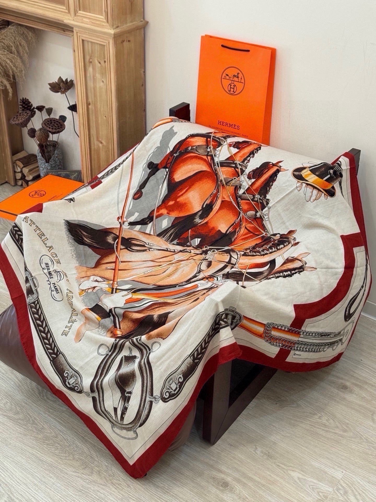 上新🆕【丝绒双面同色140披肩】“弩式牵引马具”手工卷边丝绒方巾披肩70%羊绒30%真丝这款典藏方巾展现