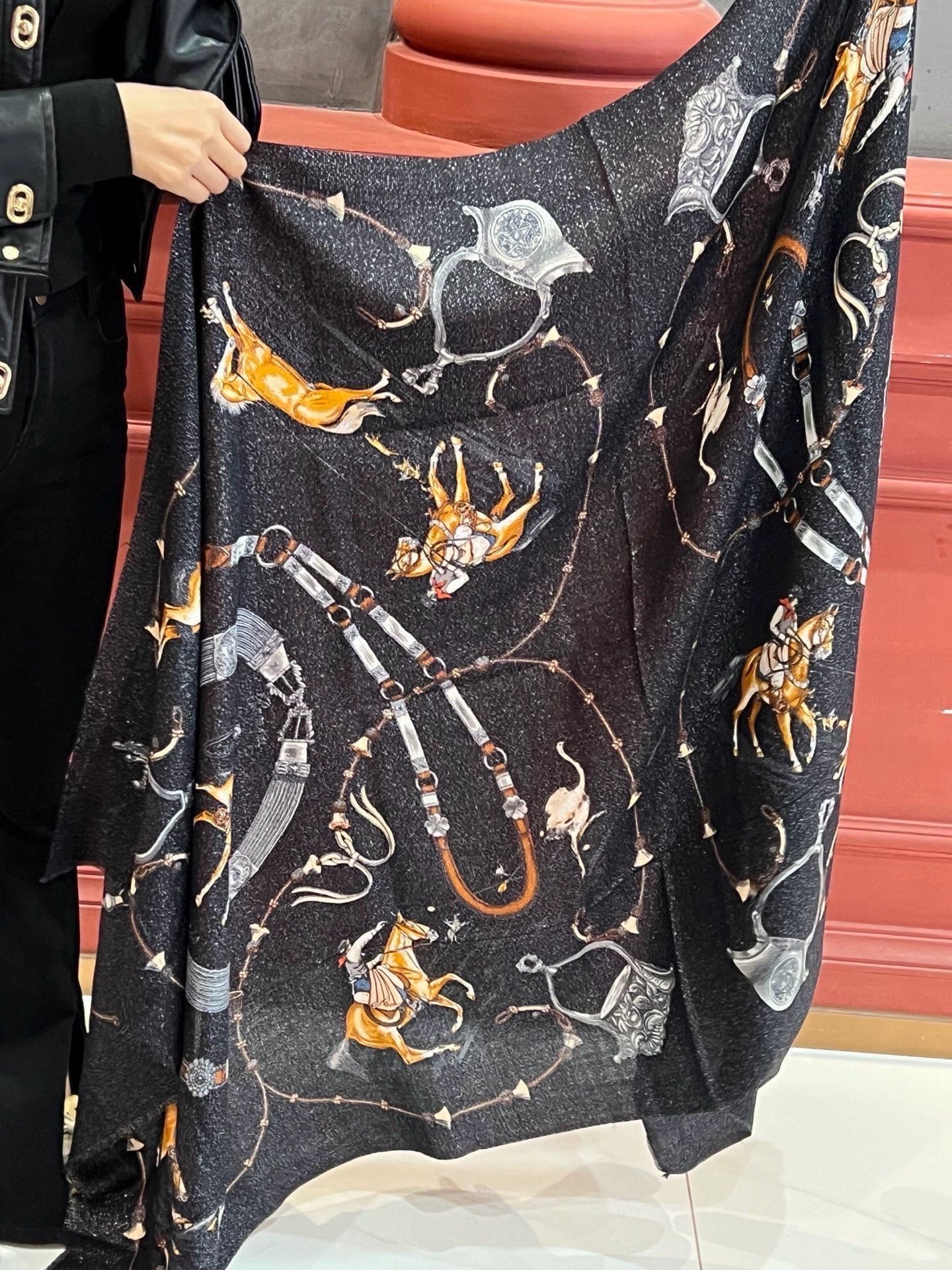 会发光发亮的围巾 新款🆕🏇🏇买了都说好看‼️推荐💕顶级工艺超值‼️爱马仕专柜爆款🎁💟立体呈现图案纹路实物