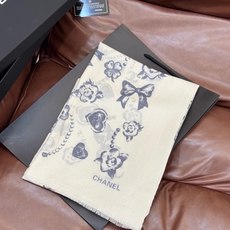 Chanel ~新品~【爱心珍珠四叶草】【会发光发亮的围巾】这款经典单品展现强大而迷人的女性魅力精髓。诠 Chanel ~新品~【爱心珍珠四叶草】【会发光发亮的围巾】这款经典单品展现强大而迷人的女性魅力精髓。诠