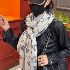 Chanel ~新品~【爱心珍珠四叶草】【会发光发亮的围巾】这款经典单品展现强大而迷人的女性魅力精髓。诠 Chanel ~新品~【爱心珍珠四叶草】【会发光发亮的围巾】这款经典单品展现强大而迷人的女性魅力精髓。诠