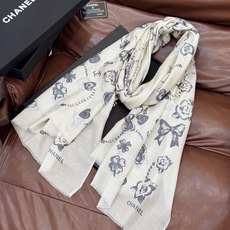 Chanel ~新品~【爱心珍珠四叶草】【会发光发亮的围巾】这款经典单品展现强大而迷人的女性魅力精髓。诠 Chanel ~新品~【爱心珍珠四叶草】【会发光发亮的围巾】这款经典单品展现强大而迷人的女性魅力精髓。诠
