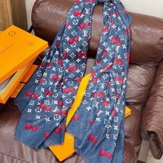 上新 会发光发亮的围巾💕 🔥新款樱桃LV羊绒方巾 LV x TM Monogram Cerise 出自路 上新 会发光发亮的围巾💕 🔥新款樱桃LV羊绒方巾 LV x TM Monogram Cerise 出自路