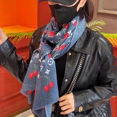 上新 会发光发亮的围巾💕 🔥新款樱桃LV羊绒方巾 LV x TM Monogram Cerise 出自路 上新 会发光发亮的围巾💕 🔥新款樱桃LV羊绒方巾 LV x TM Monogram Cerise 出自路