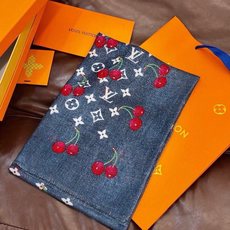 上新 会发光发亮的围巾💕 🔥新款樱桃LV羊绒方巾 LV x TM Monogram Cerise 出自路 上新 会发光发亮的围巾💕 🔥新款樱桃LV羊绒方巾 LV x TM Monogram Cerise 出自路