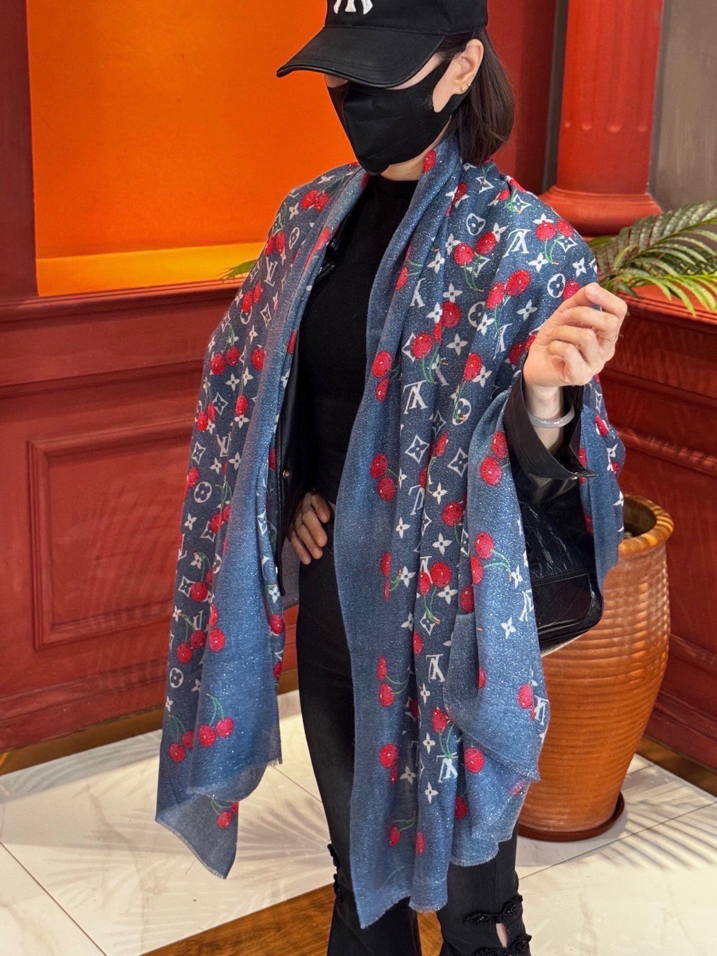上新 会发光发亮的围巾💕 🔥新款樱桃LV羊绒方巾 LV x TM Monogram Cerise 出自路