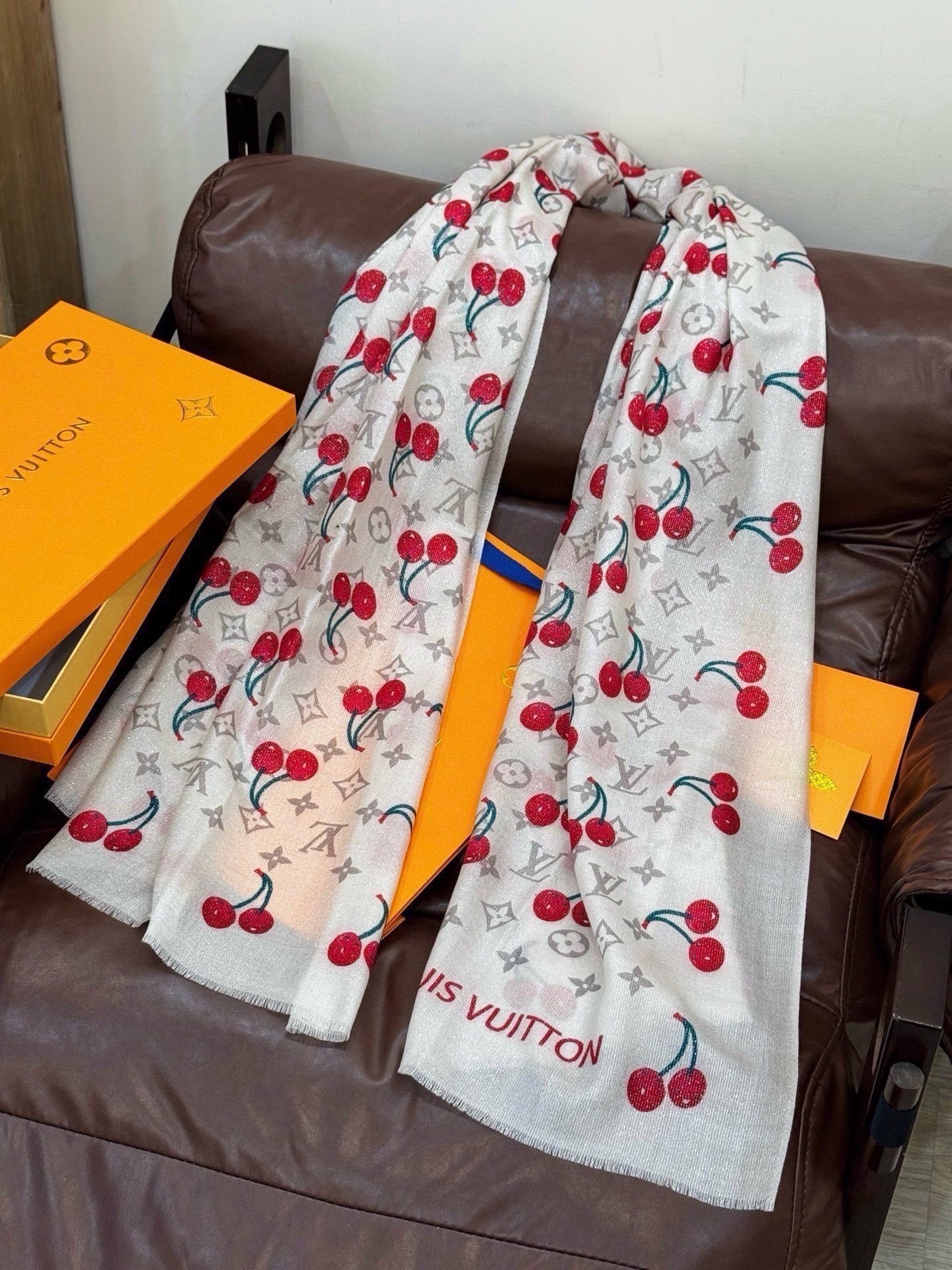 上新 会发光发亮的围巾💕 🔥新款樱桃LV羊绒方巾 LV x TM Monogram Cerise 出自路