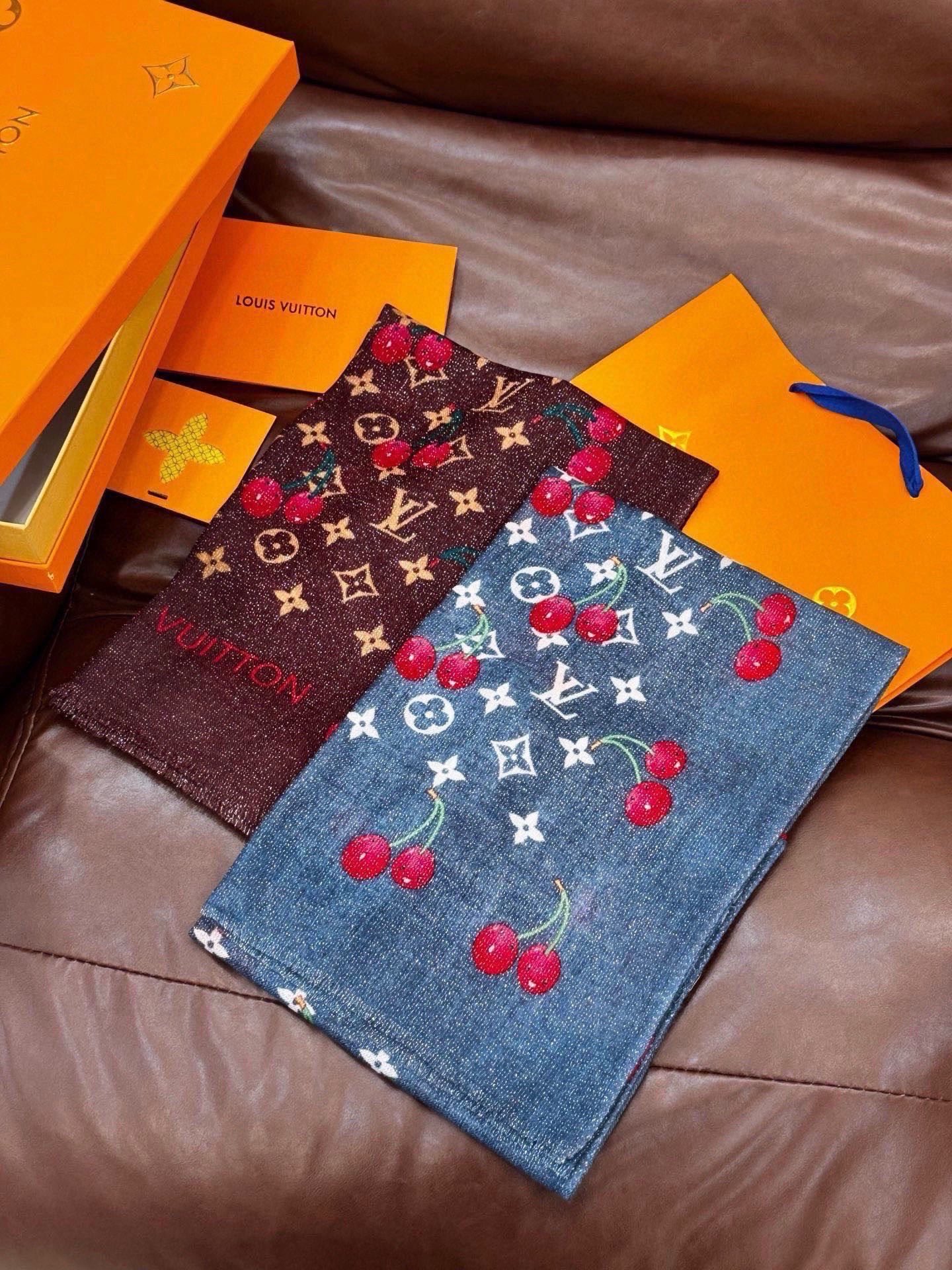 上新 会发光发亮的围巾💕 🔥新款樱桃LV羊绒方巾 LV x TM Monogram Cerise 出自路
