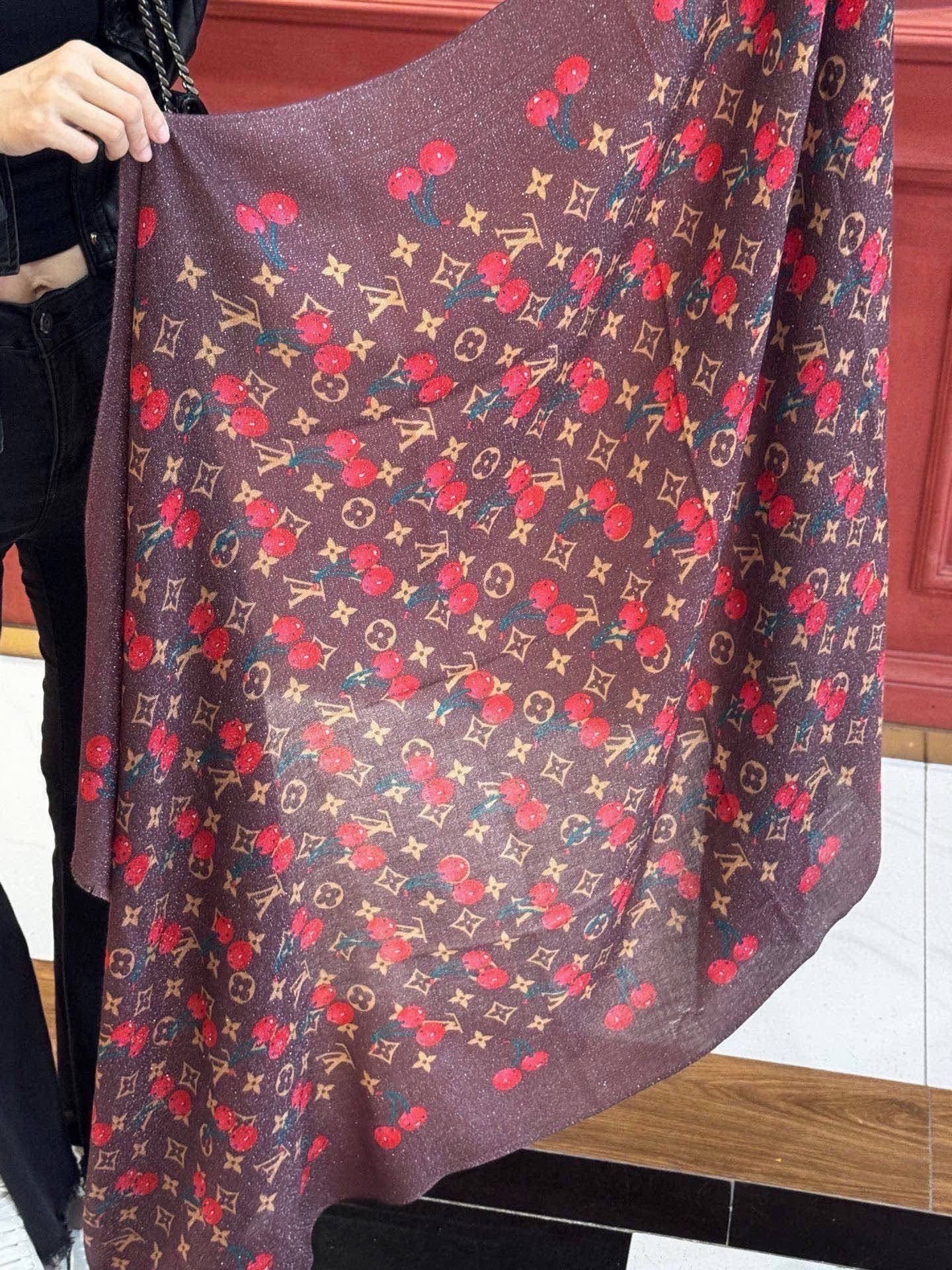 上新 会发光发亮的围巾💕 🔥新款樱桃LV羊绒方巾 LV x TM Monogram Cerise 出自路