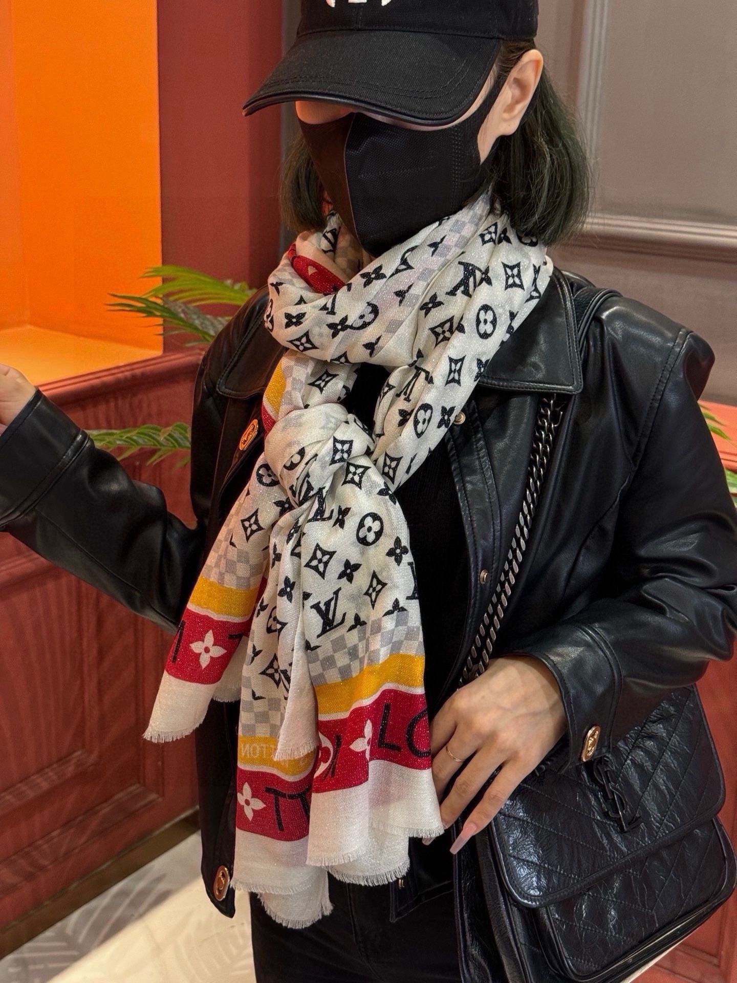 会发光发亮的围巾银丝羊绒长巾✨专柜同步‼️真心赞‼️驴家【L字母与花纹长巾】路易威登经典 Monogra