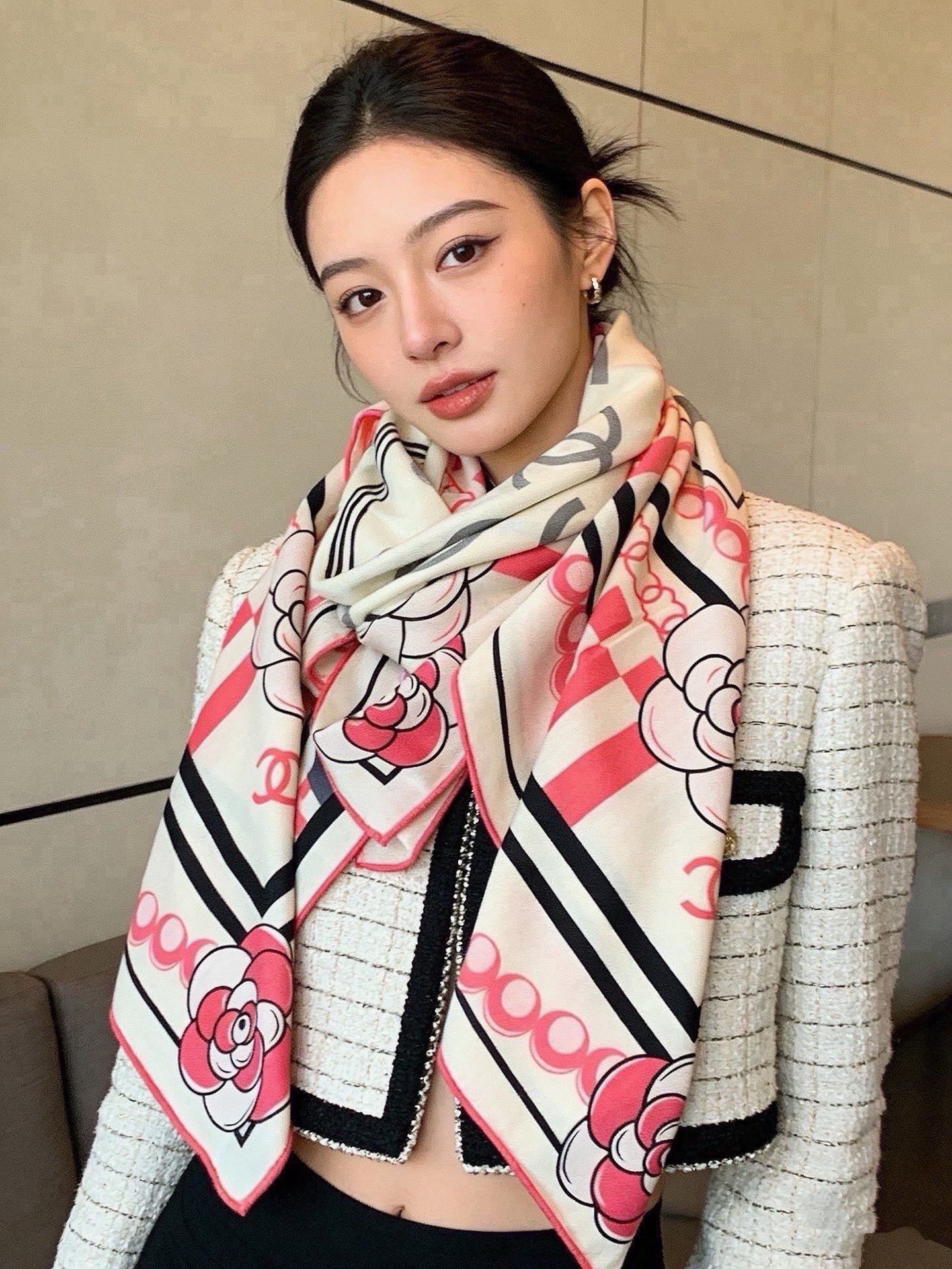 高级成衣系列～Chanel 【140双面同色丝绒披肩】此系列谱写一曲自由轻灵的赞歌本系列作品创新演绎品牌