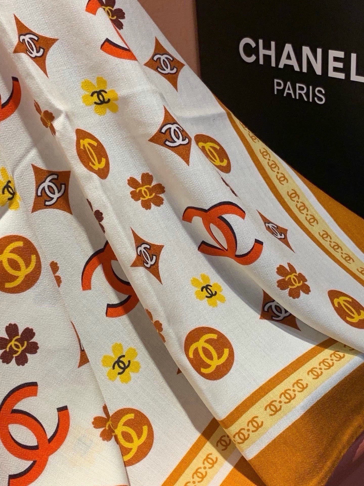 香奈儿上新❤️【Chanel】 经典茶花优雅Coco风，Chanel最新丝绒大方巾~气质到骨子里，香奶奶