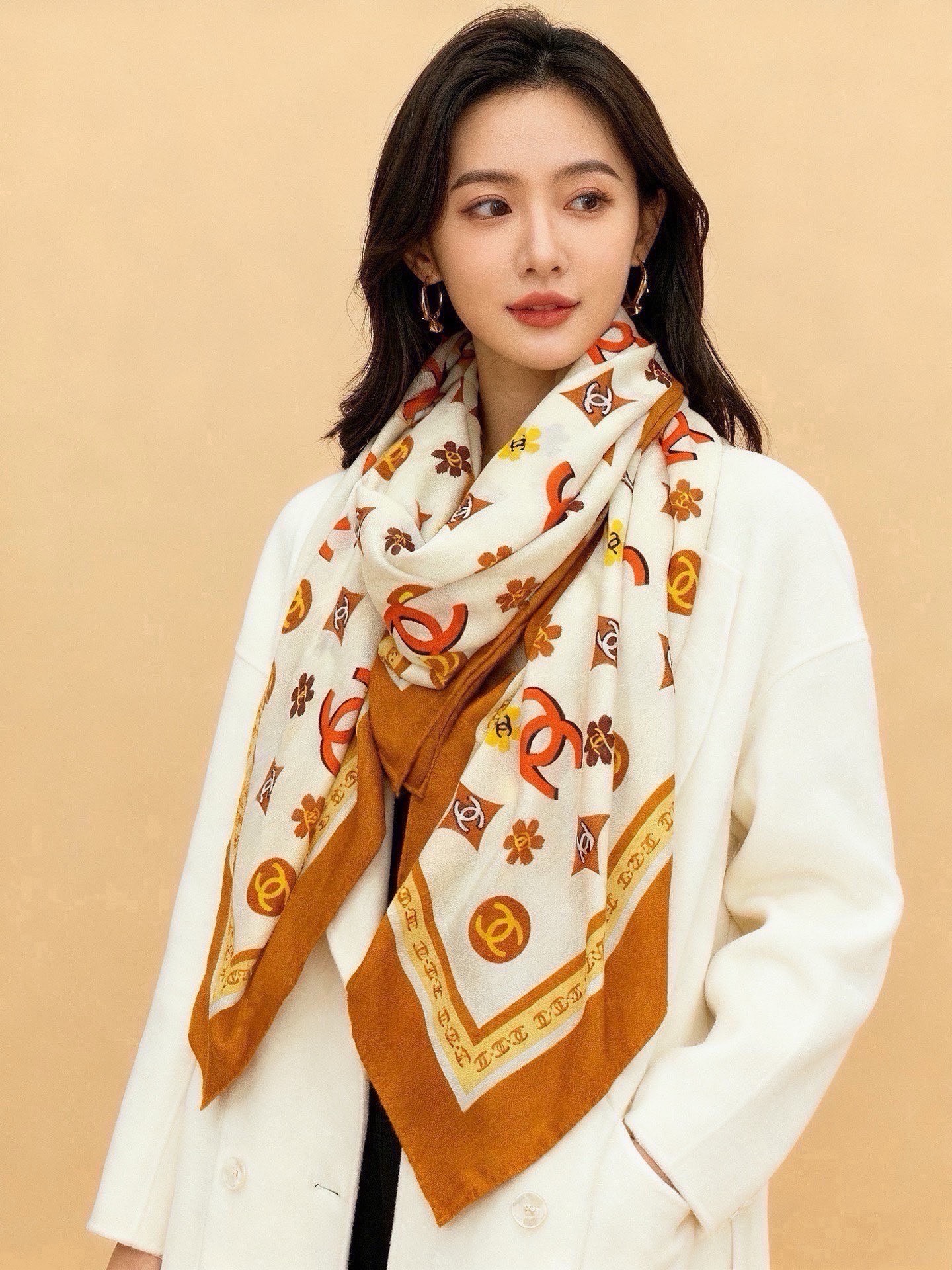 香奈儿上新❤️【Chanel】 经典茶花优雅Coco风，Chanel最新丝绒大方巾~气质到骨子里，香奶奶