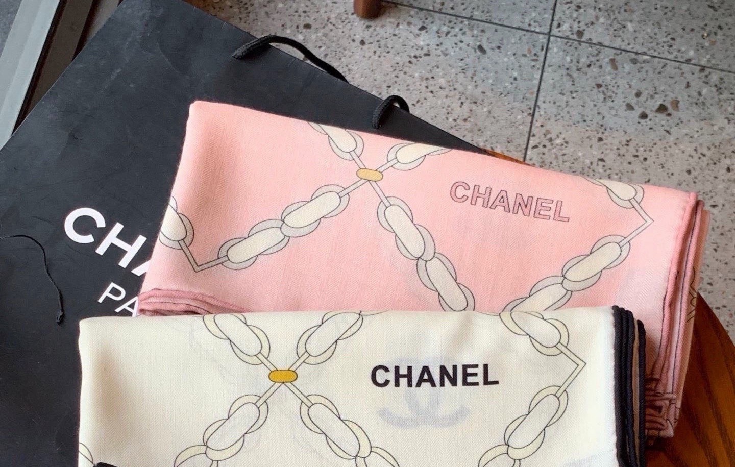高级成衣系列～Chanel 【140双面同色丝绒披肩】此系列谱写一曲自由轻灵的赞歌本系列作品创新演绎品牌