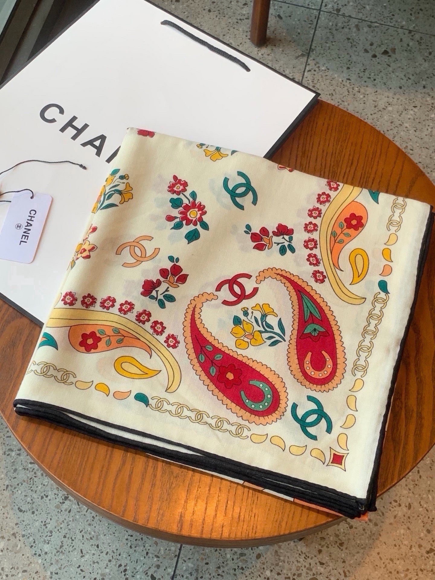高级成衣系列～Chanel 【140双面同色丝绒披肩】此系列谱写一曲自由轻灵的赞歌本系列作品创新演绎品牌