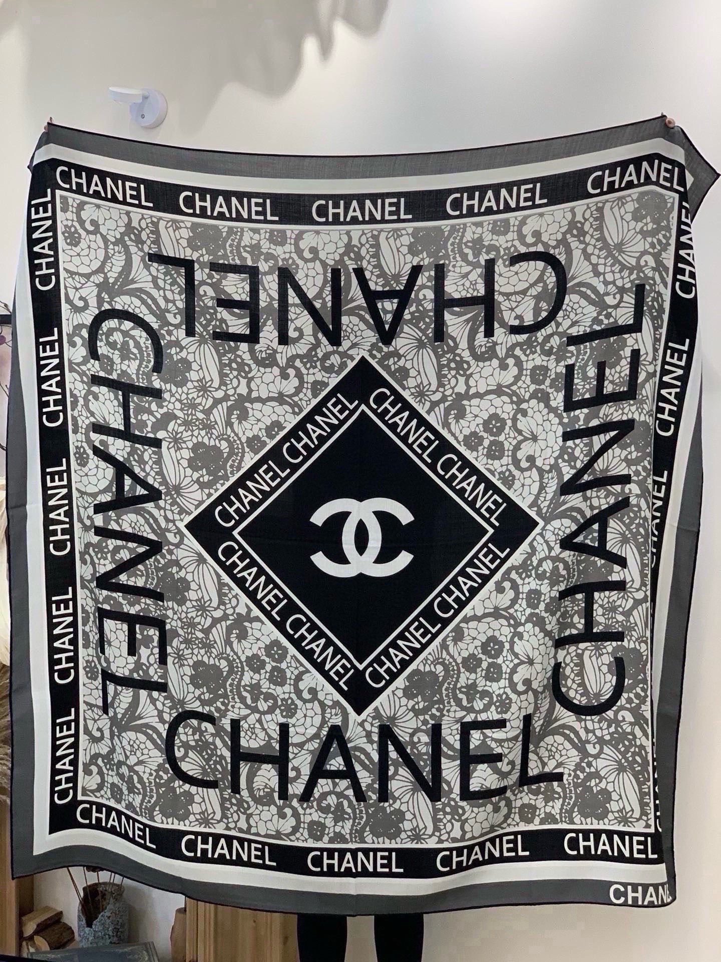 高级成衣系列～Chanel 【140双面同色丝绒披肩】此系列谱写一曲自由轻灵的赞歌本系列作品创新演绎品牌