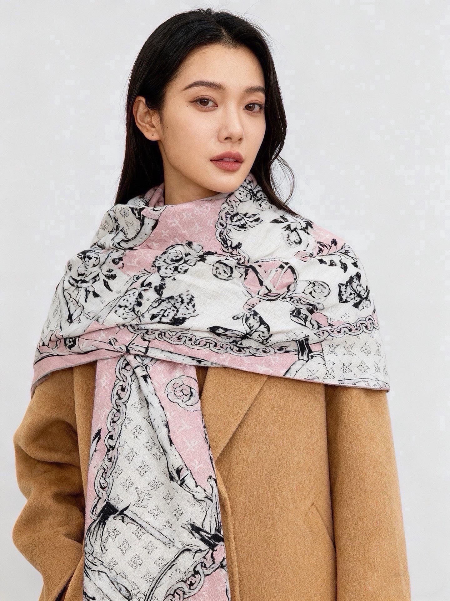 LV x TM 140披肩【140顶级丝绒双面同色披肩】本款L Multicolor披肩出自路易威登与知