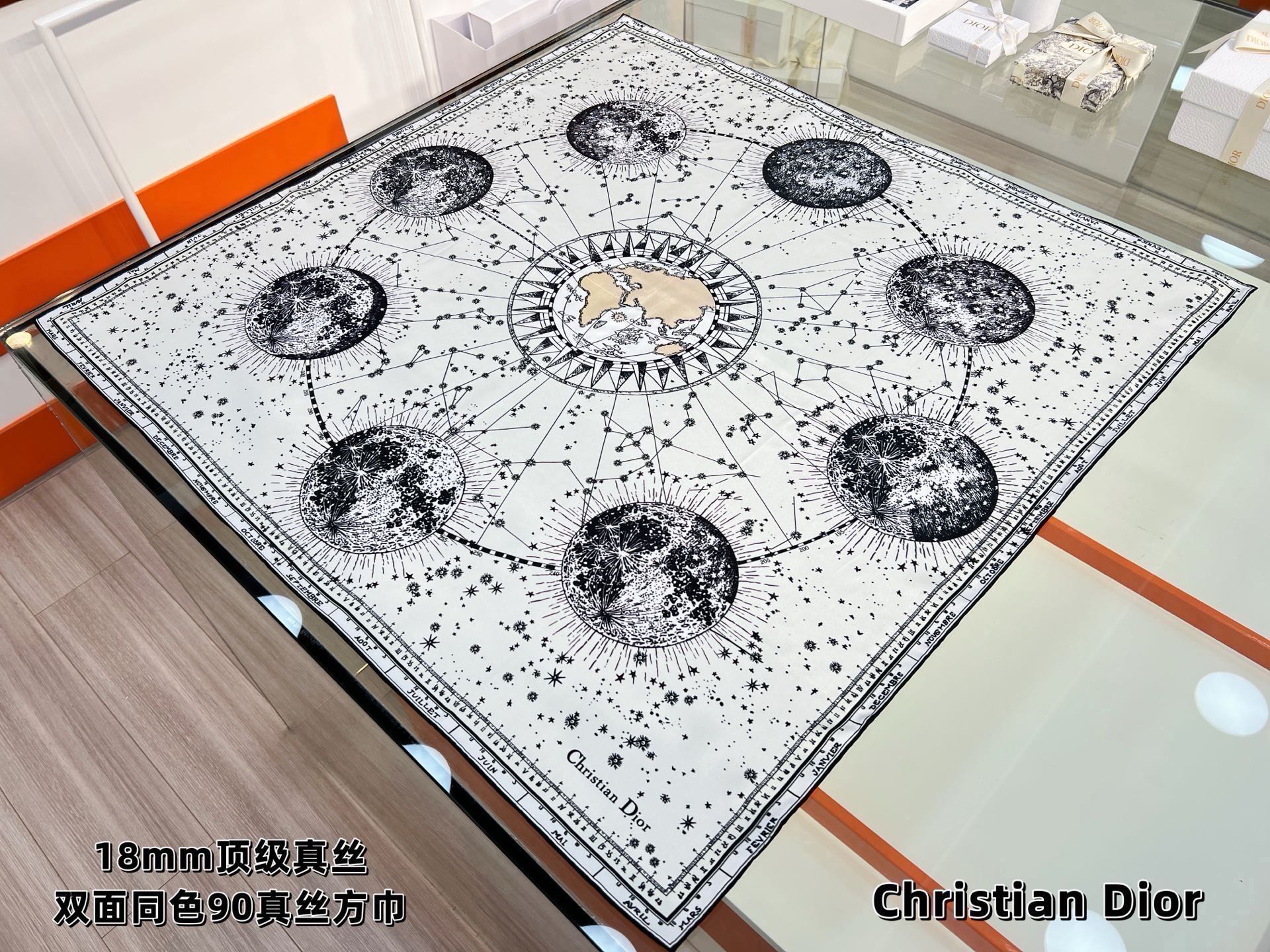 这款Dior 星座系列～  【18mm顶级真丝双面同色印花方巾】是发布秀的主打款式，以 Zodiac 印
