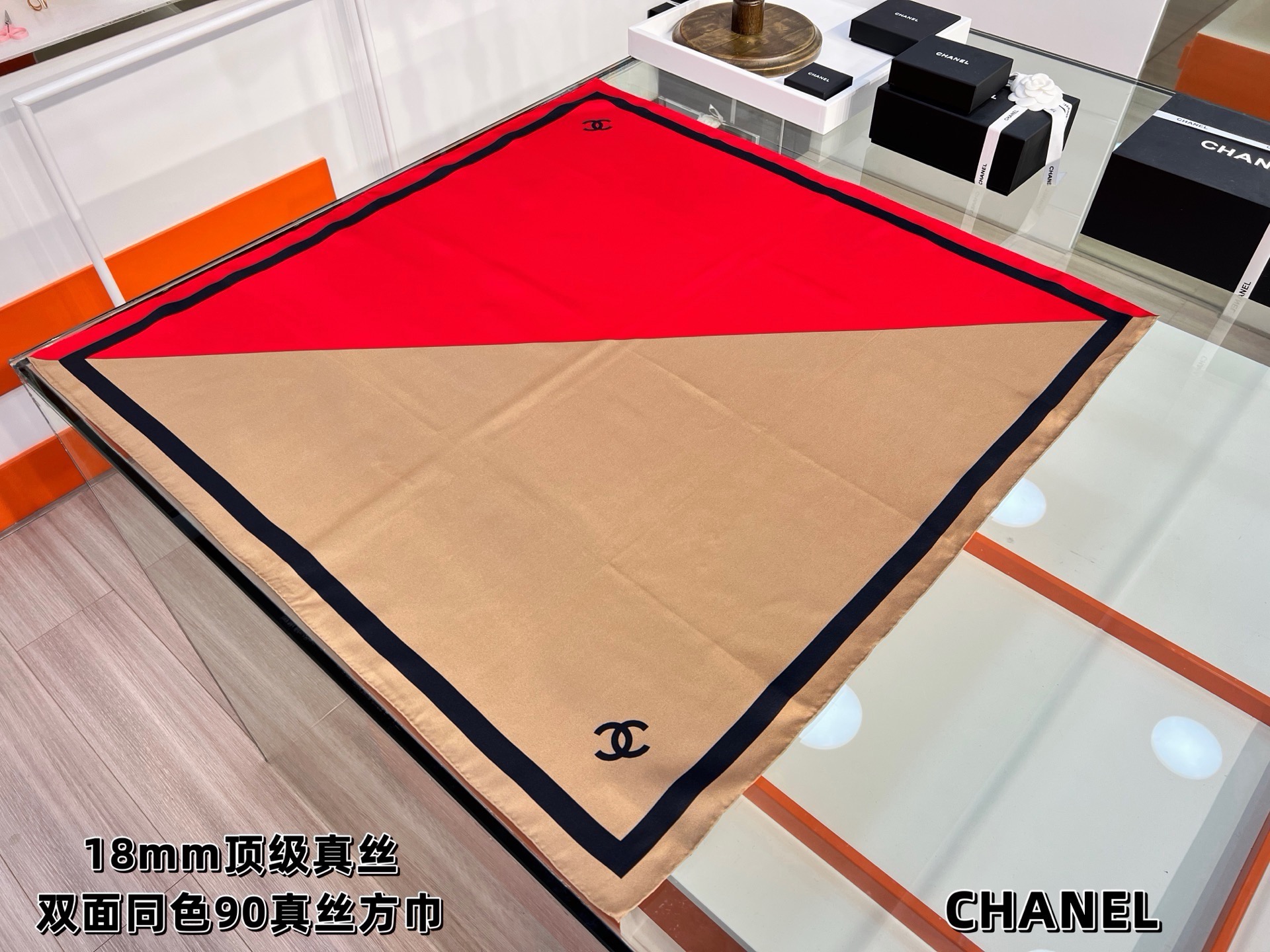 2026春夏方形围巾真丝斜纹布红色与摩卡马修.布拉齐将自己的首个系列作品构思为一场与嘉柏丽尔•香奈儿跨越