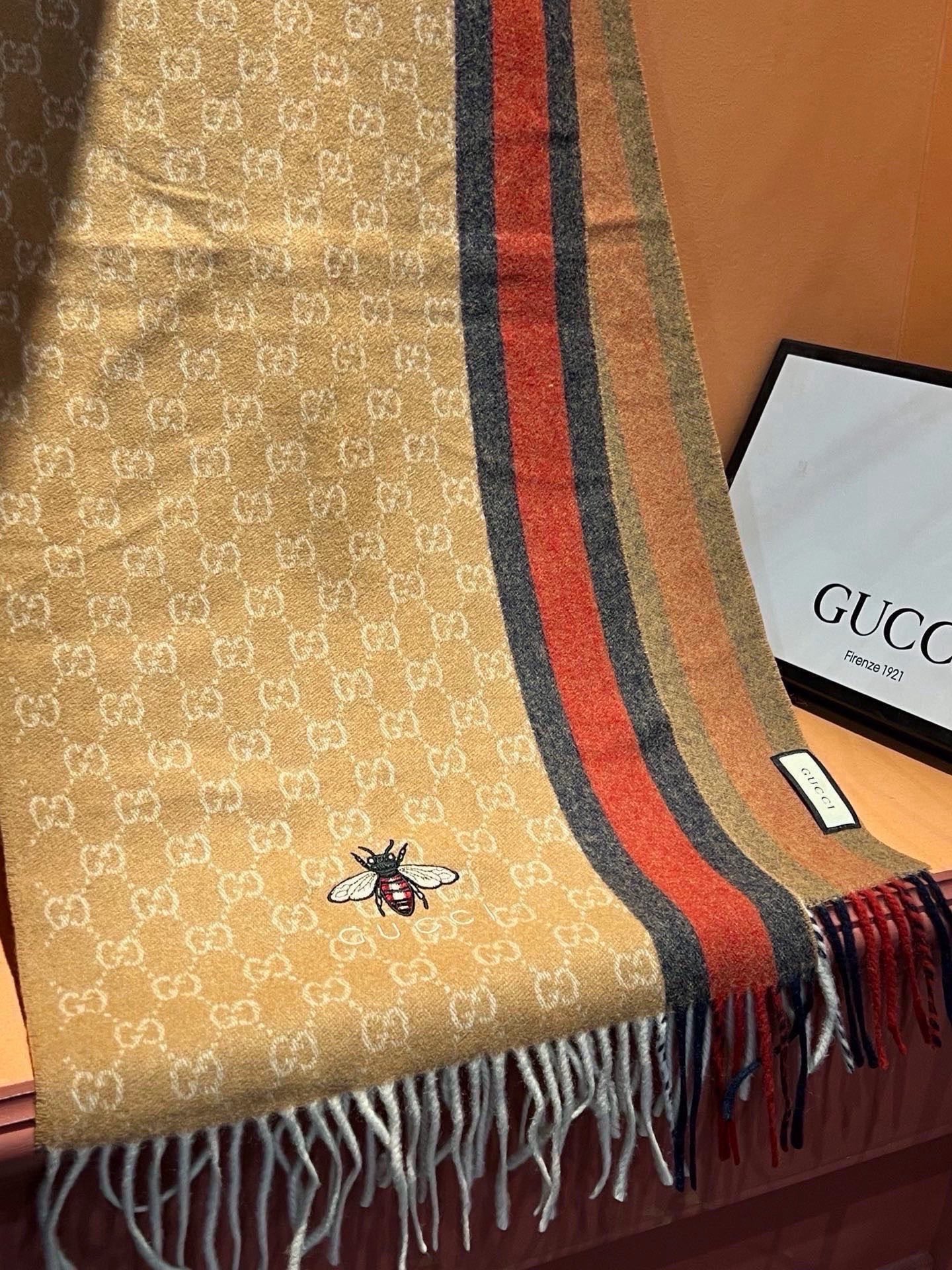 Gucci · 古奇❗大G家经典蜜蜂羊绒围巾~今年这个红绿条纹又火了起来，众多大牌都有出这个元素的单品❗