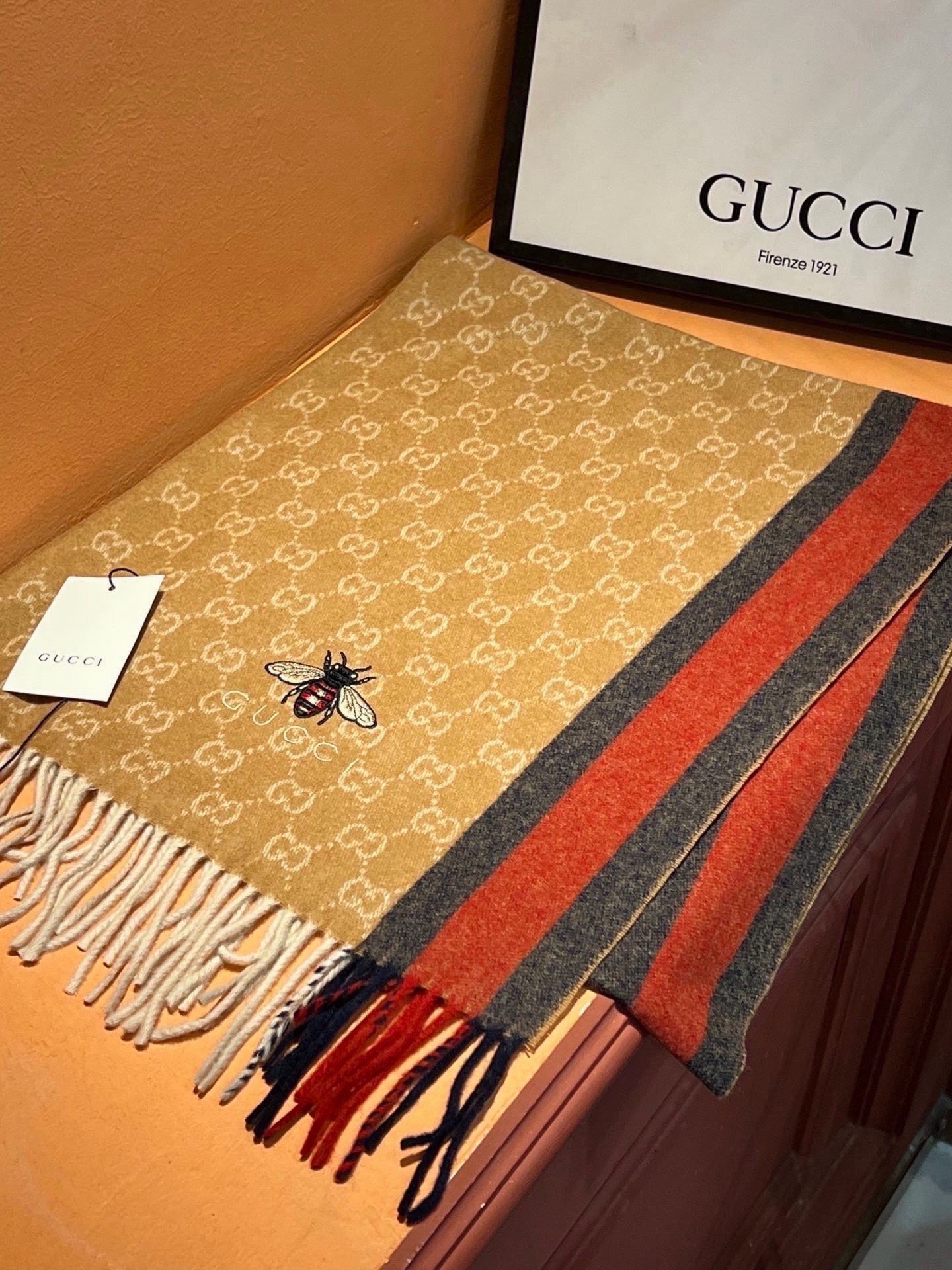 Gucci · 古奇❗大G家经典蜜蜂羊绒围巾~今年这个红绿条纹又火了起来，众多大牌都有出这个元素的单品❗