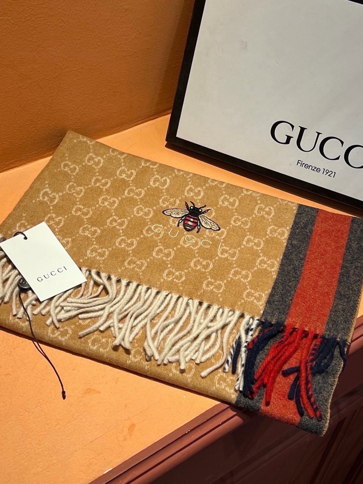 Gucci · 古奇❗大G家经典蜜蜂羊绒围巾~今年这个红绿条纹又火了起来，众多大牌都有出这个元素的单品❗