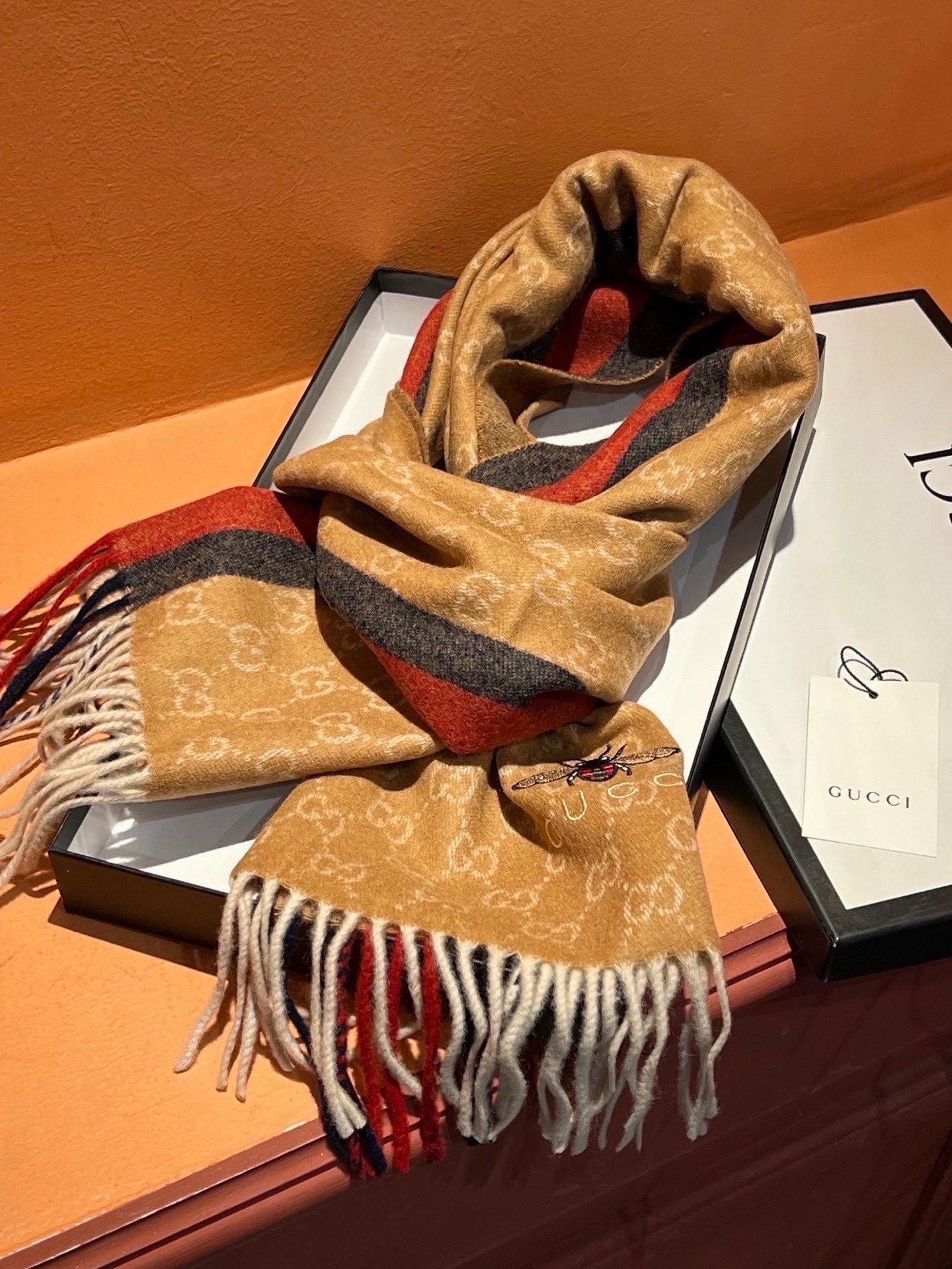 Gucci · 古奇❗大G家经典蜜蜂羊绒围巾~今年这个红绿条纹又火了起来，众多大牌都有出这个元素的单品❗