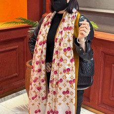 上新💕 🔥新款樱桃LV羊绒方巾 LV x TM Monogram Cerise 出自路易威登 x 村上隆 上新💕 🔥新款樱桃LV羊绒方巾 LV x TM Monogram Cerise 出自路易威登 x 村上隆